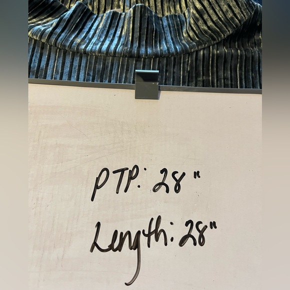 Green velour like top - Picture 6 of 6